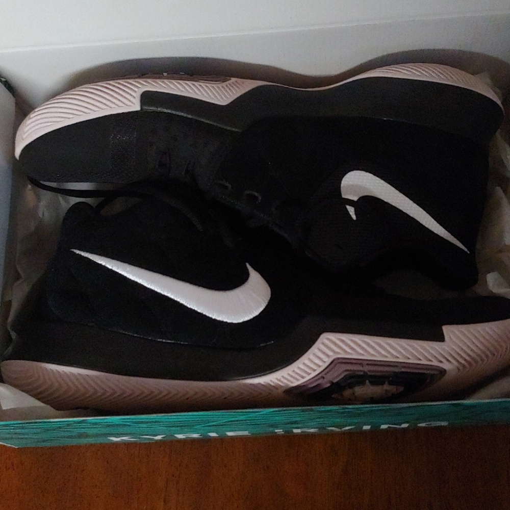 Kyrie 3 black and white\ silt red